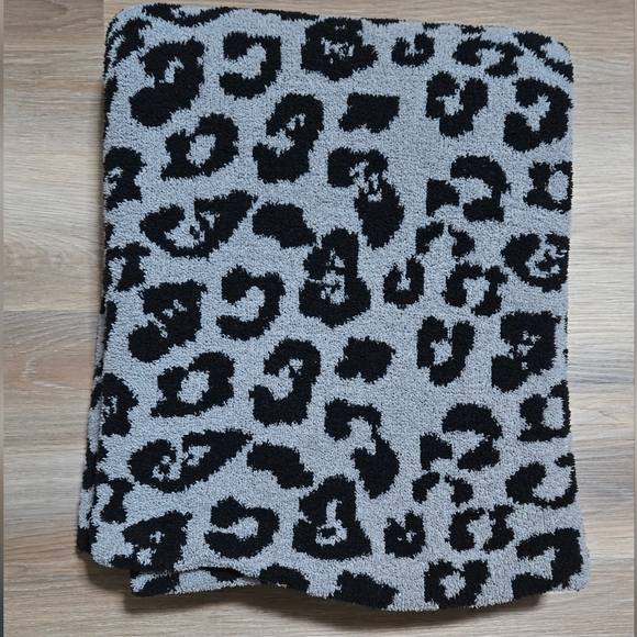 Barefoot Dreams Cozy Chic Barefoot in the Wild Leopard Blanket Throw - Picture 4 of 7